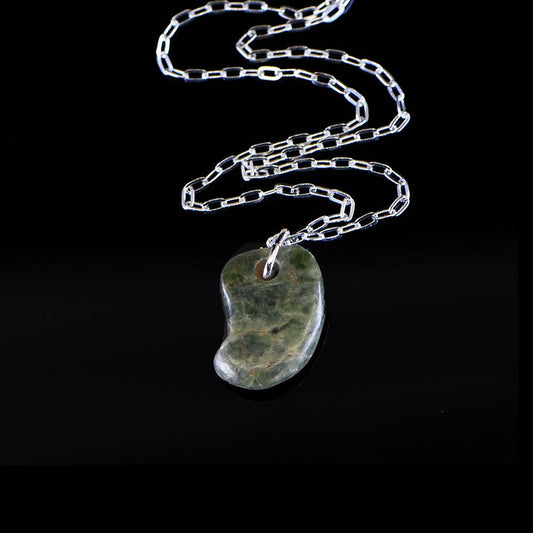 Ein präkolumbischer Jadeit-Klauenanhänger, ca. 500 - 1000 n. Chr.