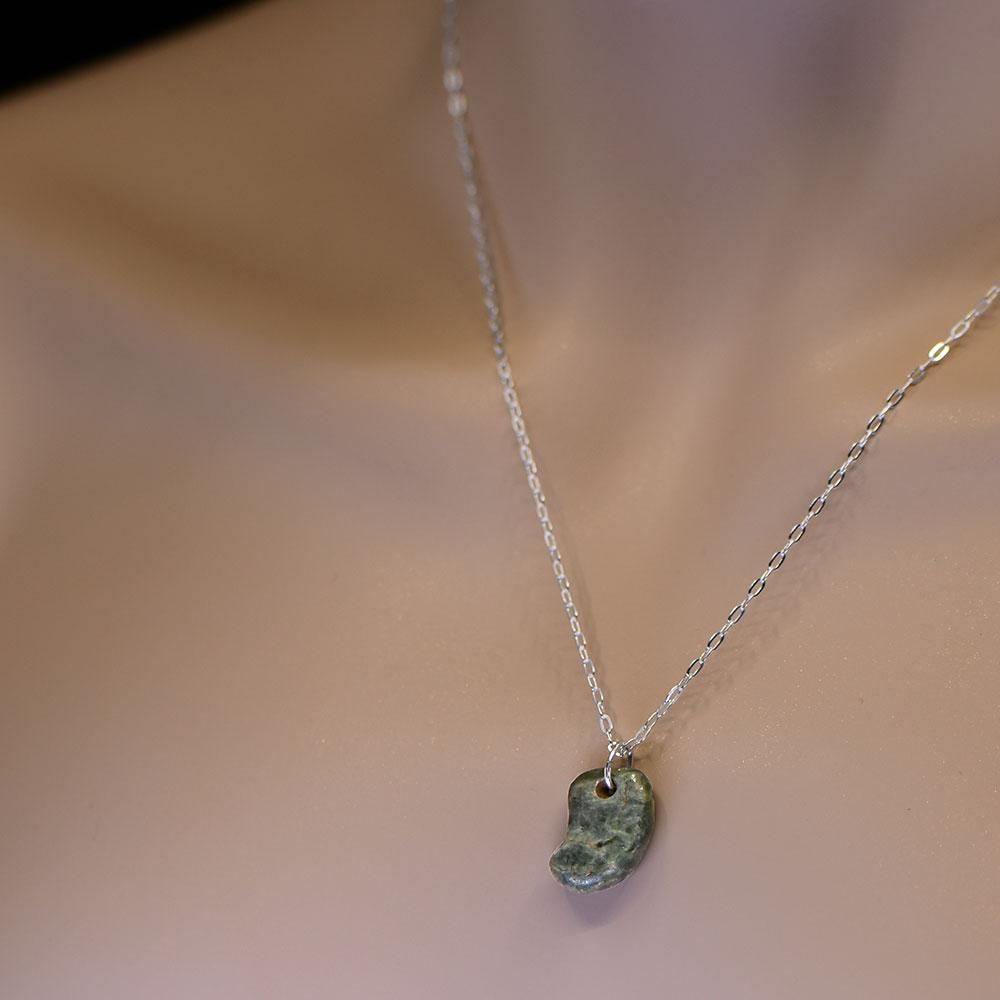 Ein präkolumbischer Jadeit-Klauenanhänger, ca. 500 - 1000 n. Chr.