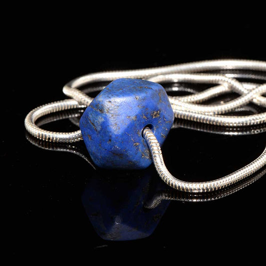 Ein phönizischer Anhänger aus Lapislazuli-Perlen, ca. 1. Jahrtausend v. Chr.