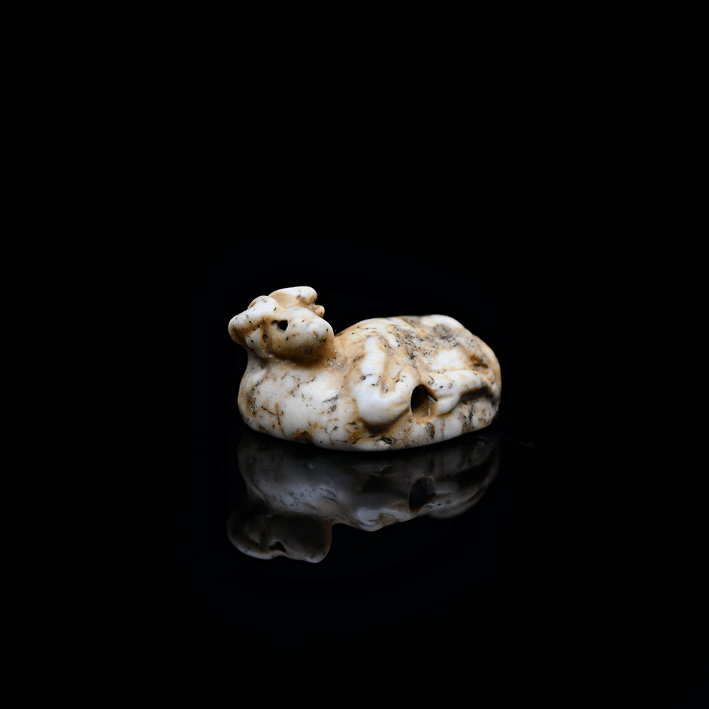 Ein sumerisches Marmor-Stierstempelsiegel, späte Uruk/Jemdet-Nasr-Zeit, ca. 3100–2900 v. Chr.