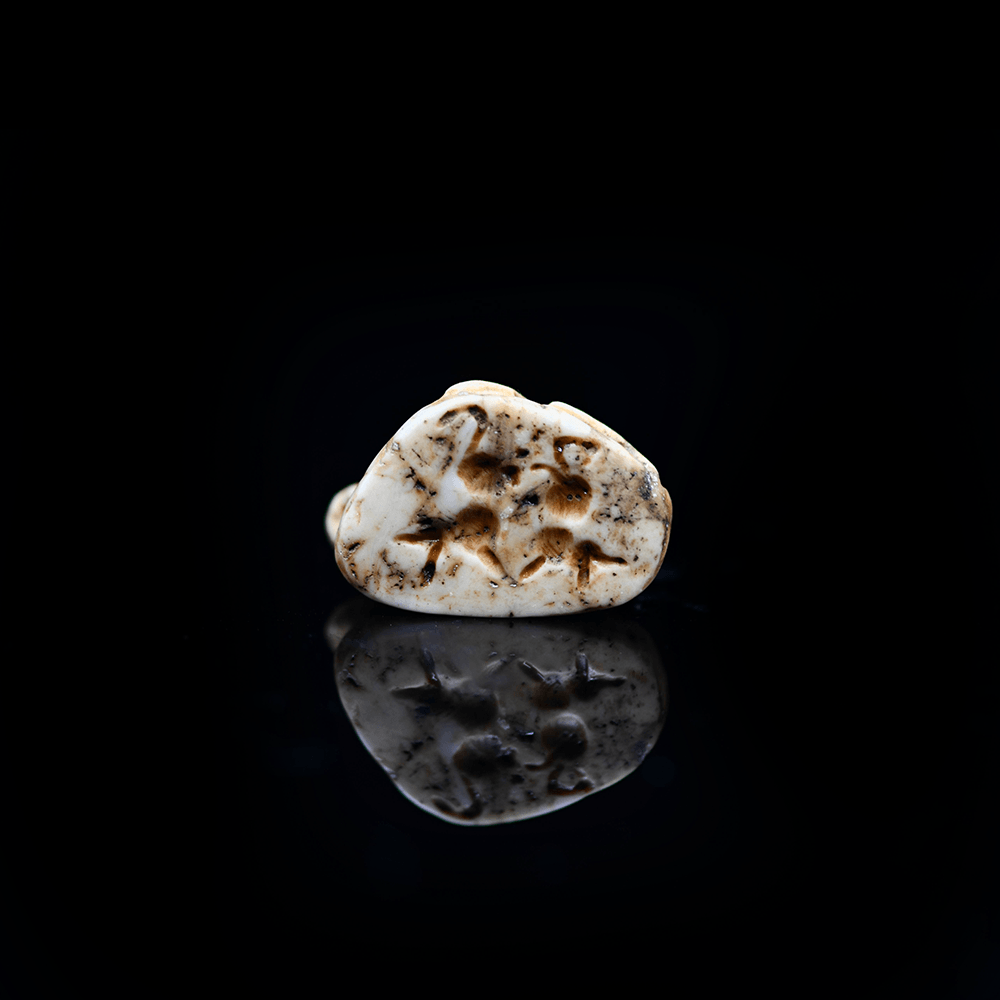 Ein sumerisches Marmor-Stierstempelsiegel, späte Uruk/Jemdet-Nasr-Zeit, ca. 3100–2900 v. Chr.