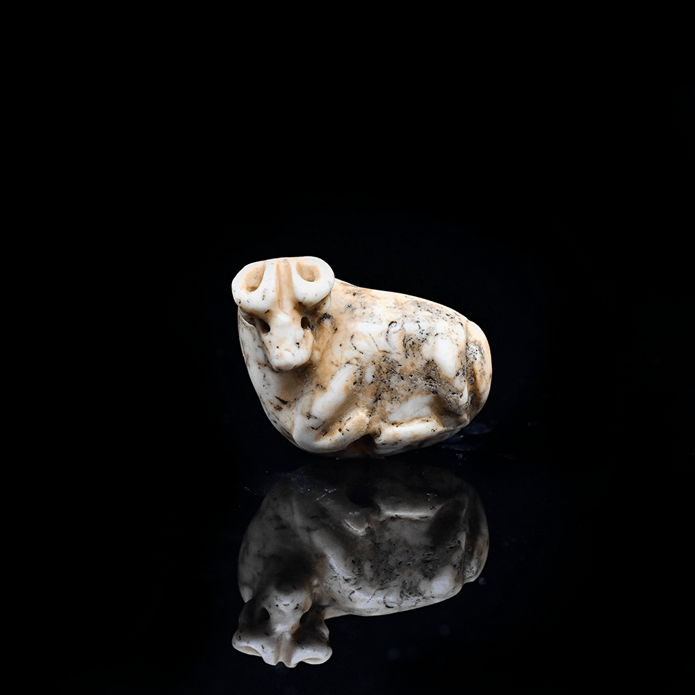 Ein sumerisches Marmor-Stierstempelsiegel, späte Uruk/Jemdet-Nasr-Zeit, ca. 3100–2900 v. Chr.