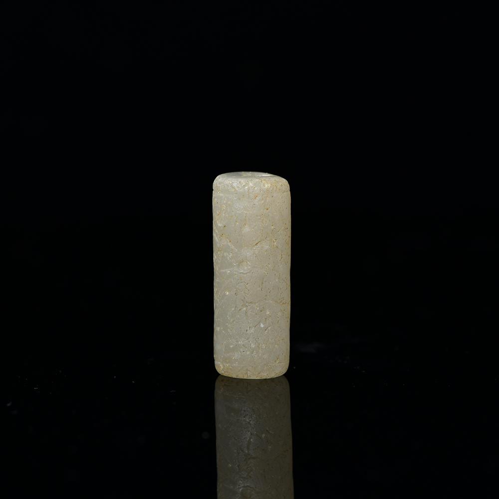 Ein Chalcedon-Rollsiegel aus dem Nahen Osten, altbabylonische Periode, ca. 2000 - 1600 v. Chr.