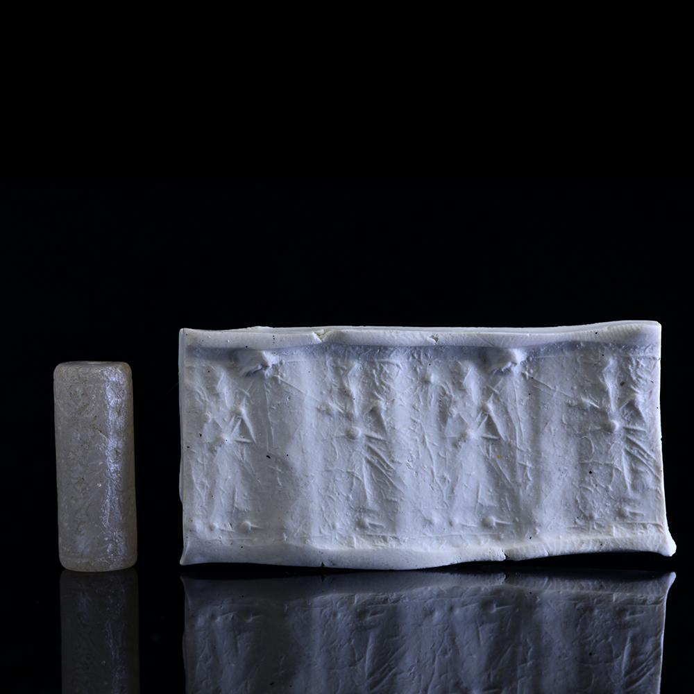 Ein Chalcedon-Rollsiegel aus dem Nahen Osten, altbabylonische Periode, ca. 2000 - 1600 v. Chr.