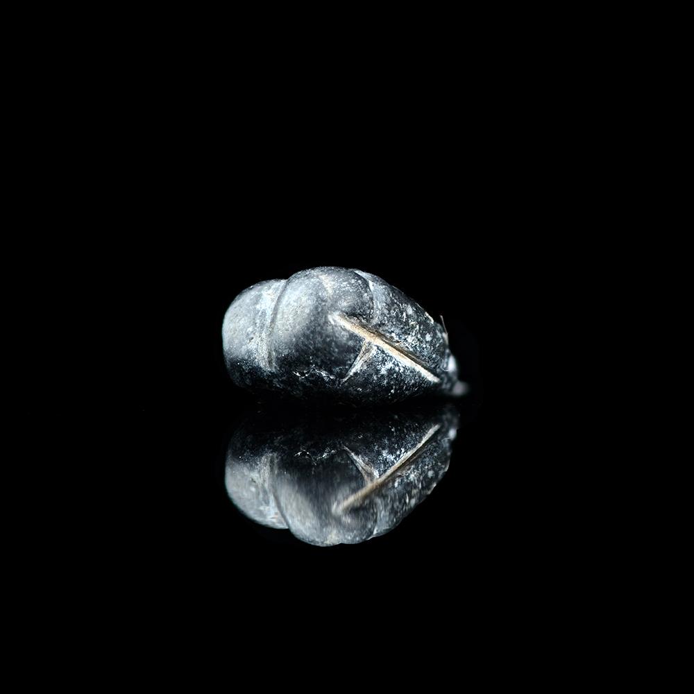 Ein dreieckiges Siegelanhänger aus Mesopotamien, späte Kupfersteinzeit, ca. 4500–3200 v. Chr.