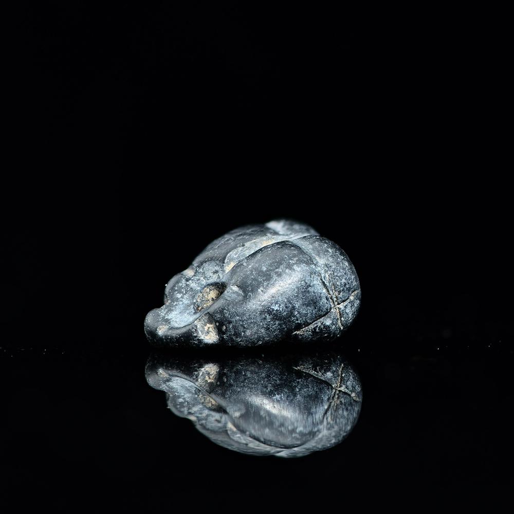 Ein dreieckiges Siegelanhänger aus Mesopotamien, späte Kupfersteinzeit, ca. 4500–3200 v. Chr.