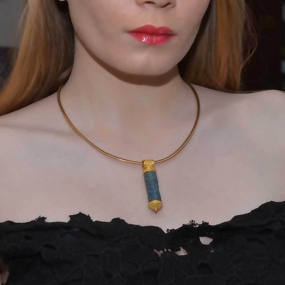 Ein seltenes mittanisches Rollsiegel in Ägyptisch Blau, ca. 1500 - 1300 v. Chr.