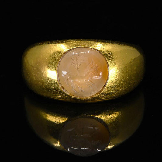 Ein sassanidisches Chalcedon-Kuppelsiegel mit Esel und Palmblatt, ca. 1. Jahrhundert n. Chr.