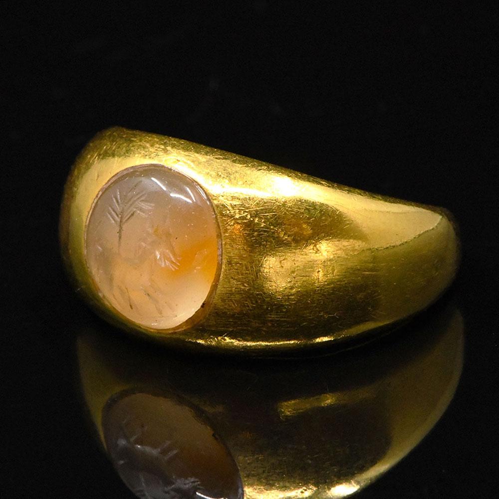 Ein sassanidisches Chalcedon-Kuppelsiegel mit Esel und Palmblatt, ca. 1. Jahrhundert n. Chr.