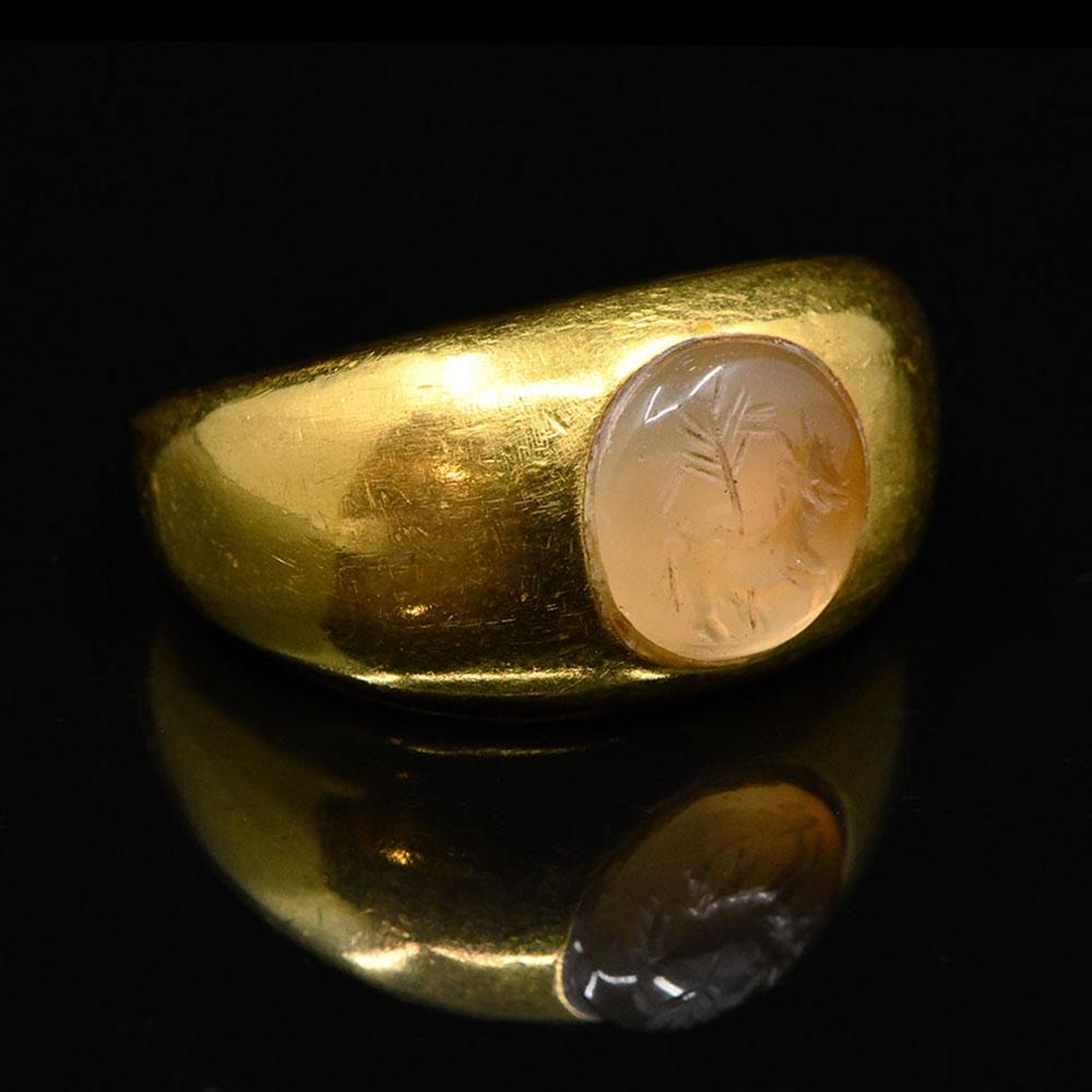 Ein sassanidisches Chalcedon-Kuppelsiegel mit Esel und Palmblatt, ca. 1. Jahrhundert n. Chr.