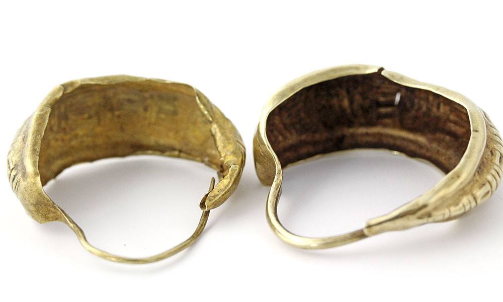 Ein Paar goldene Mondohrringe aus Mesopotamien, Frühdynastische Periode, ca. 2500 - 2400 v. Chr.