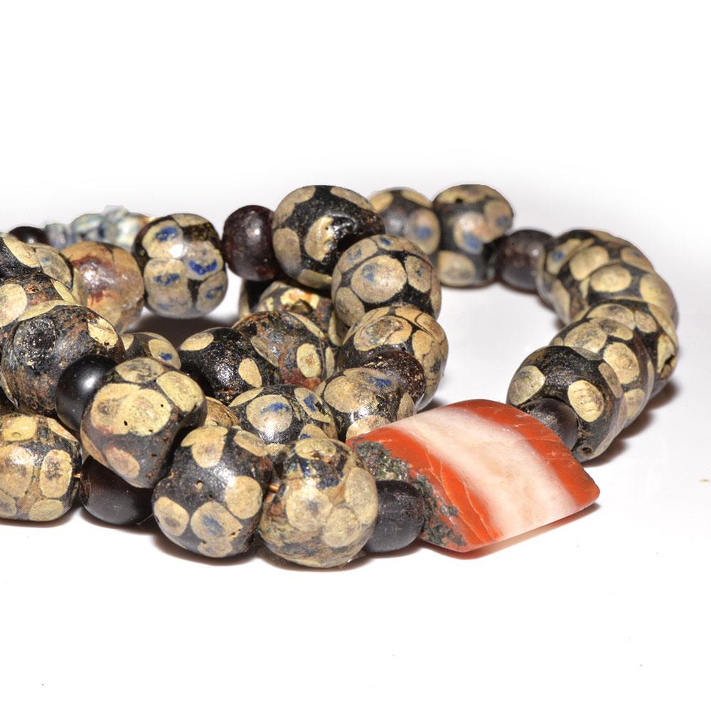 Eine gute karthagische Halskette aus Glasperlen mit dem Namen „Auge“, ca. 3. Jahrhundert v. Chr.