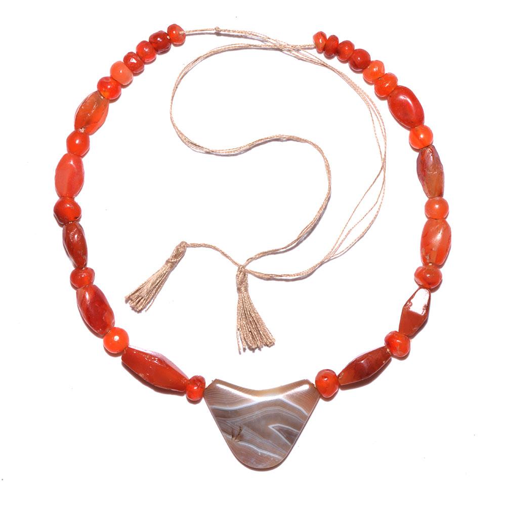 Eine achämenidische Halskette aus Karneol und gebänderten Achatperlen, ca. 550 - 332 v. Chr.