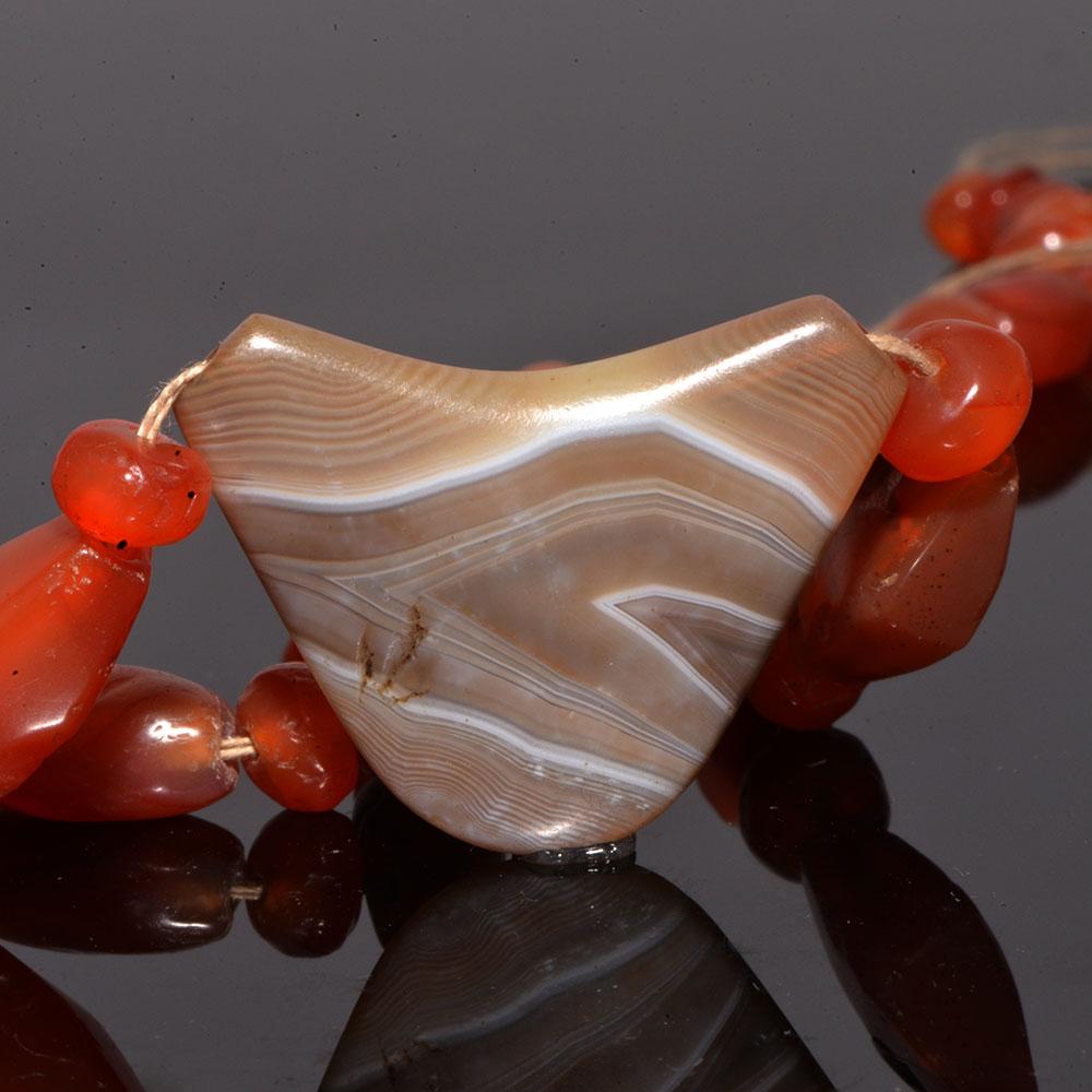 Eine achämenidische Halskette aus Karneol und gebänderten Achatperlen, ca. 550 - 332 v. Chr.