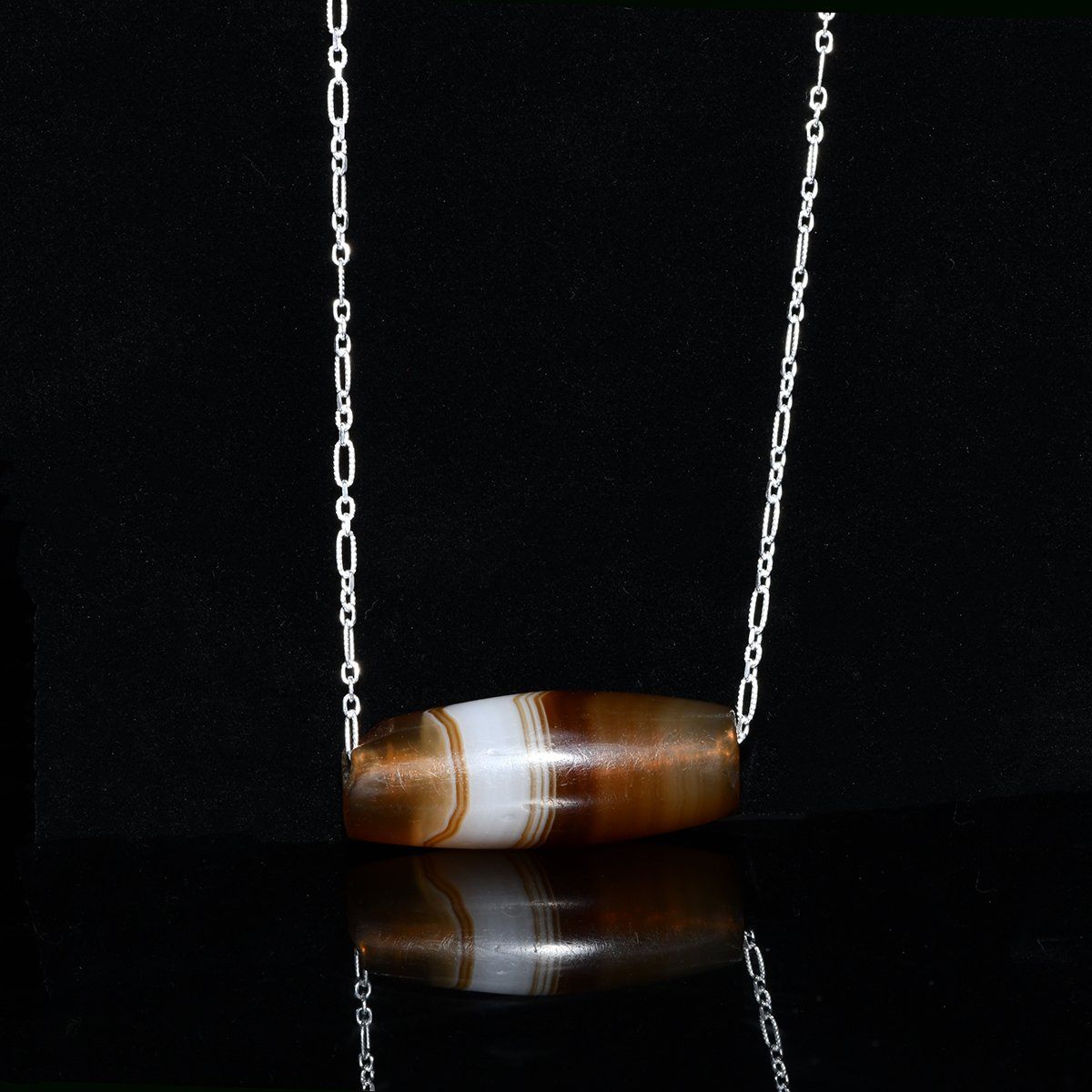 ایک مغربی ایشیٹک بینڈڈ ایگیٹ مالا لاکٹ ، سی اے۔ پہلی ہزاریہ قبل مسیح