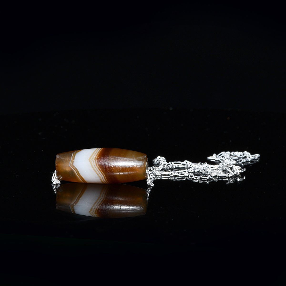 ایک مغربی ایشیٹک بینڈڈ ایگیٹ مالا لاکٹ ، سی اے۔ پہلی ہزاریہ قبل مسیح