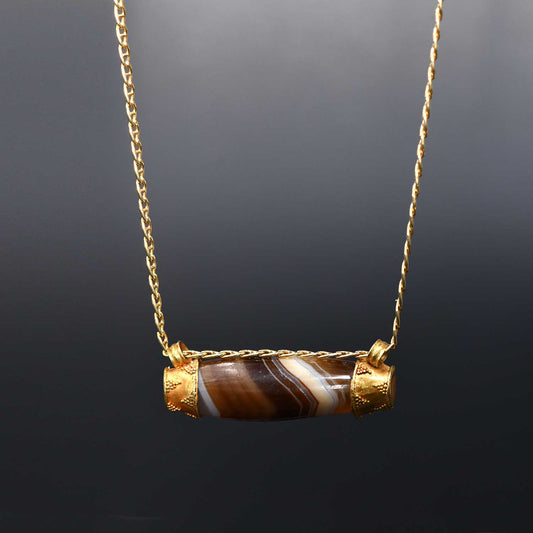 ایک مغربی ایشیٹک بینڈڈ ایگیٹ مالا اور گولڈ کیپ لاکٹ ، سی اے کا وسط یکم ہزار سالہ بی سی ای