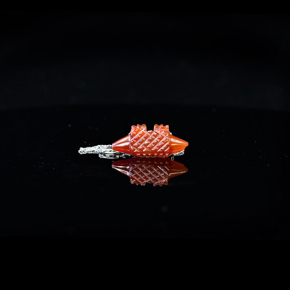 Eine als Anhänger gefasste mesopotamische Karneolperle, ca. 2. Jahrtausend v. Chr.