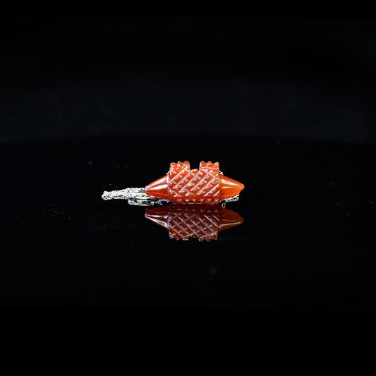 Eine als Anhänger gefasste mesopotamische Karneolperle, ca. 2. Jahrtausend v. Chr.