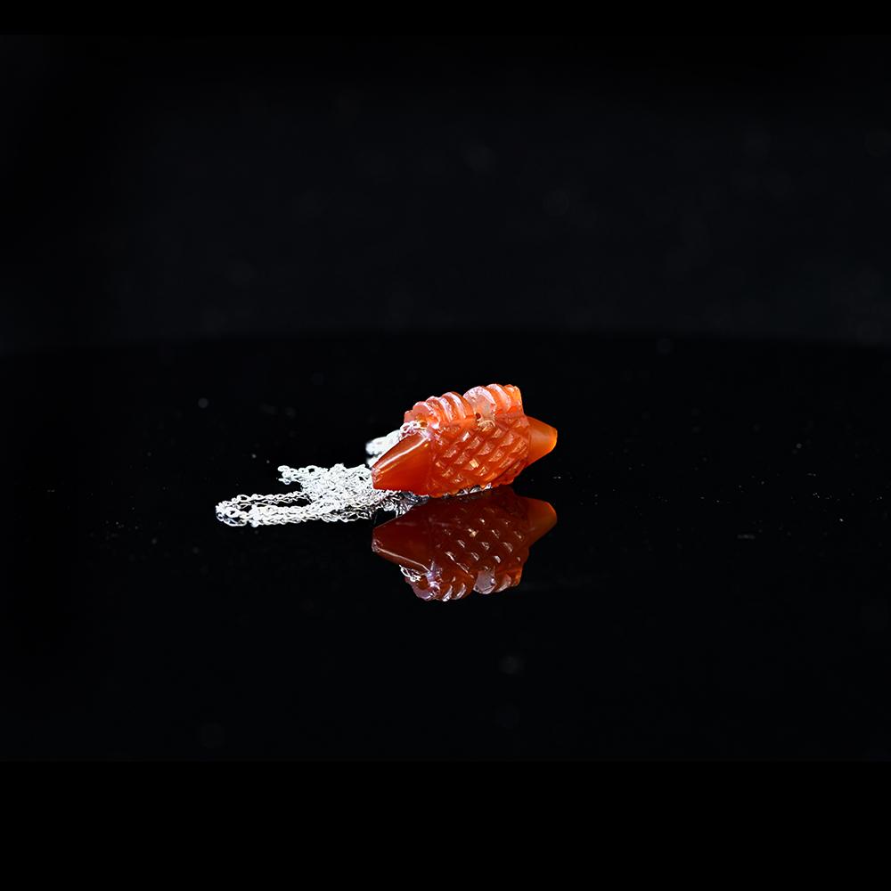 Eine als Anhänger gefasste mesopotamische Karneolperle, ca. 2. Jahrtausend v. Chr.