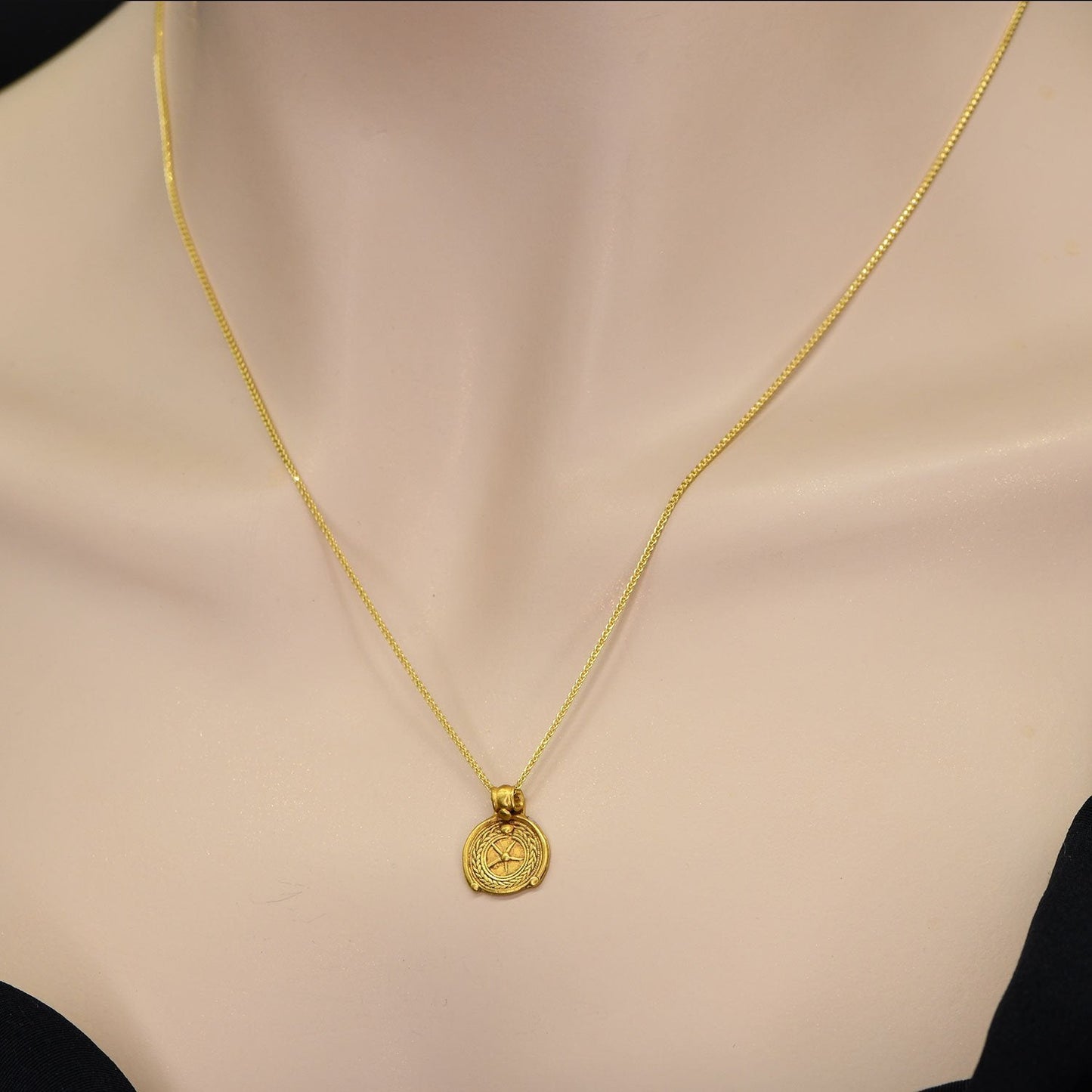 Ein Goldanhänger aus dem Nahen Osten, Römerzeit, ca. 1. Jahrhundert n. Chr.