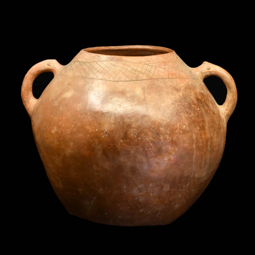 Eine große brünierte Schale mit zwei Henkeln, Eisenzeit I-II, ca. 1400 - 800 v. Chr.