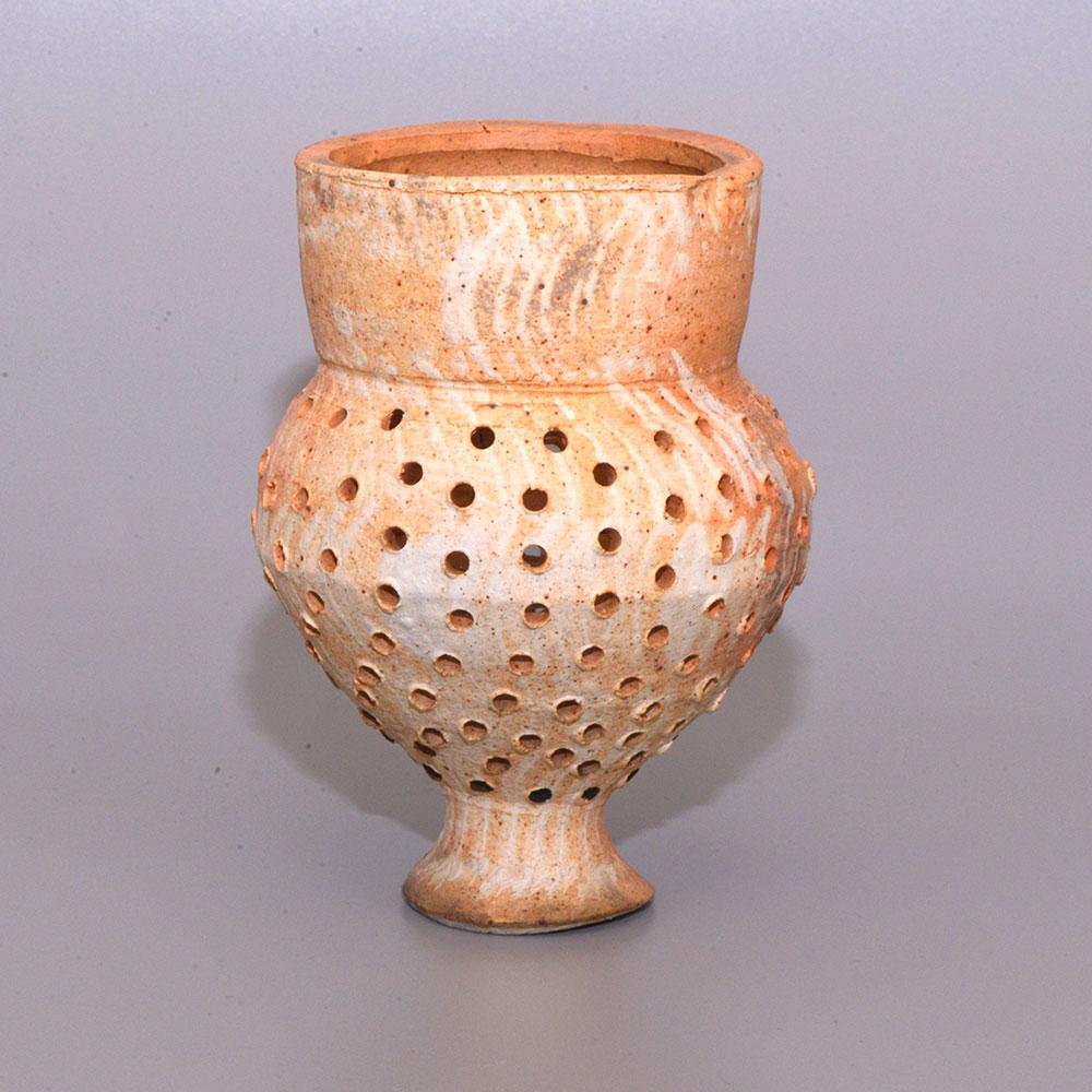 Ein gutes Amlash-Terrakotta-Sieb, Eisenzeit I-II, ca. 1400 - 800 v. Chr.