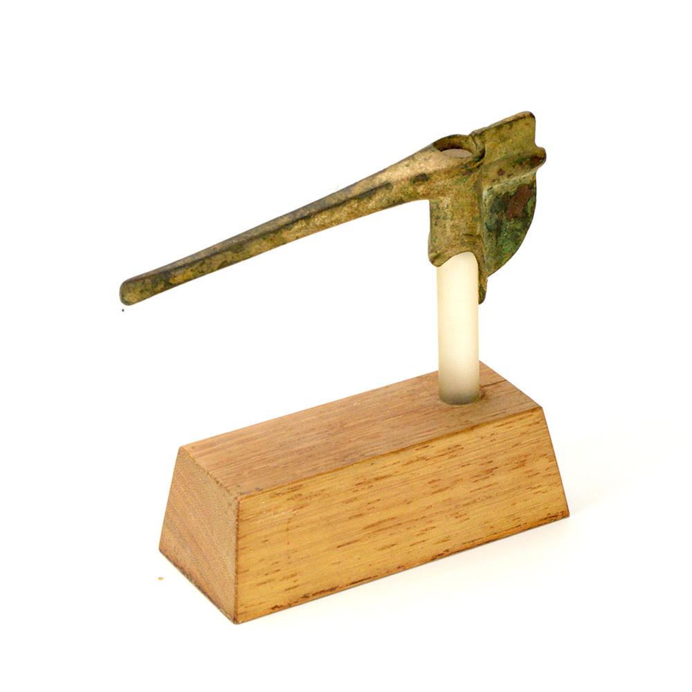 Eine dünne Bronzeaxt aus Luristan, ca. frühes 1. Jahrtausend v. Chr.