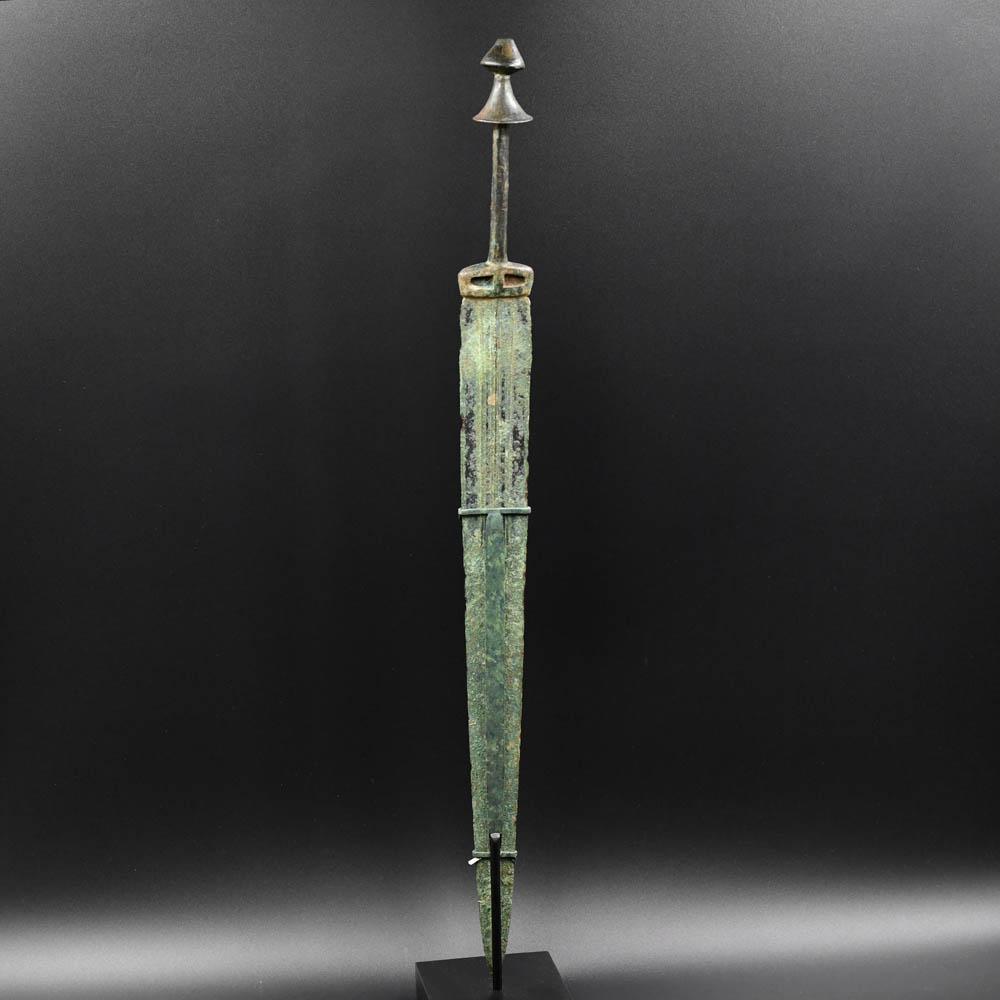 Ein Luristanisches Bronzeschwert mit Doppelglockenknauf, ca. 1000 - 800 v. Chr.