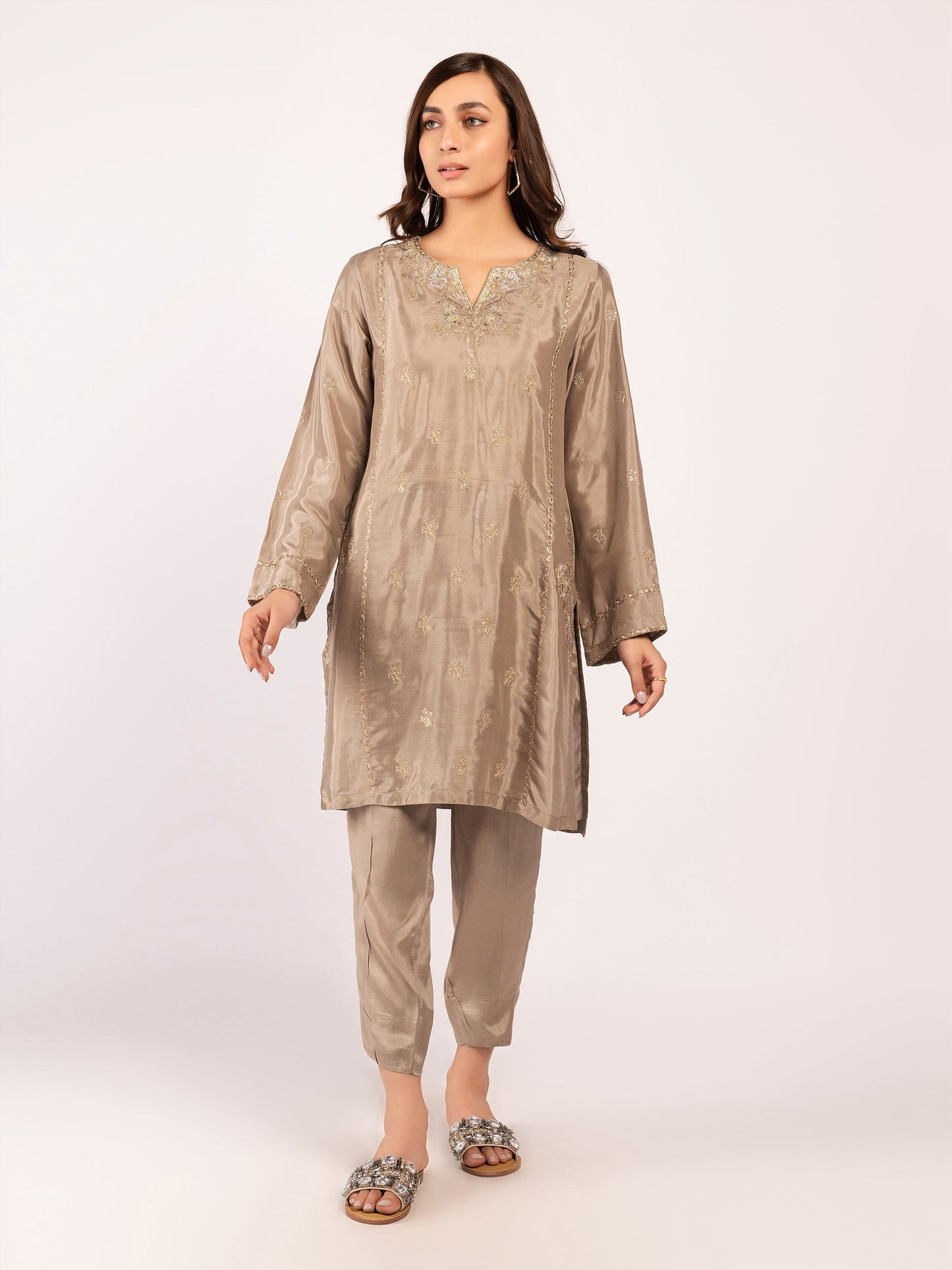 Bestickter Seidenanzug