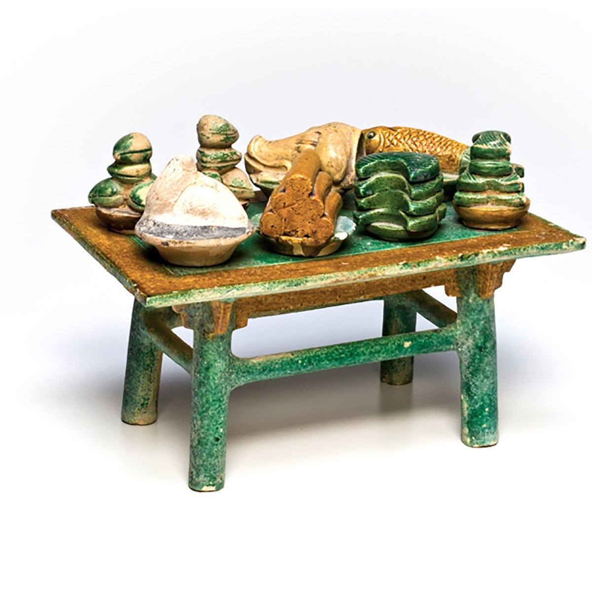 Ein chinesischer Opfertisch mit Opfergaben, Ming-Dynastie, ca. 1368 - 1644