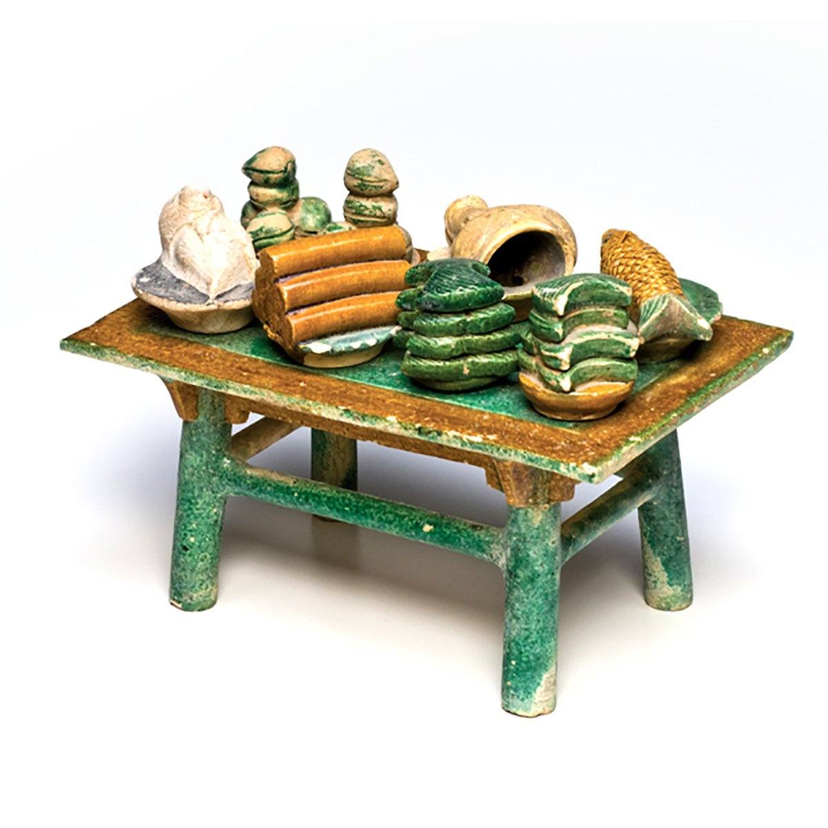 Ein chinesischer Opfertisch mit Opfergaben, Ming-Dynastie, ca. 1368 - 1644