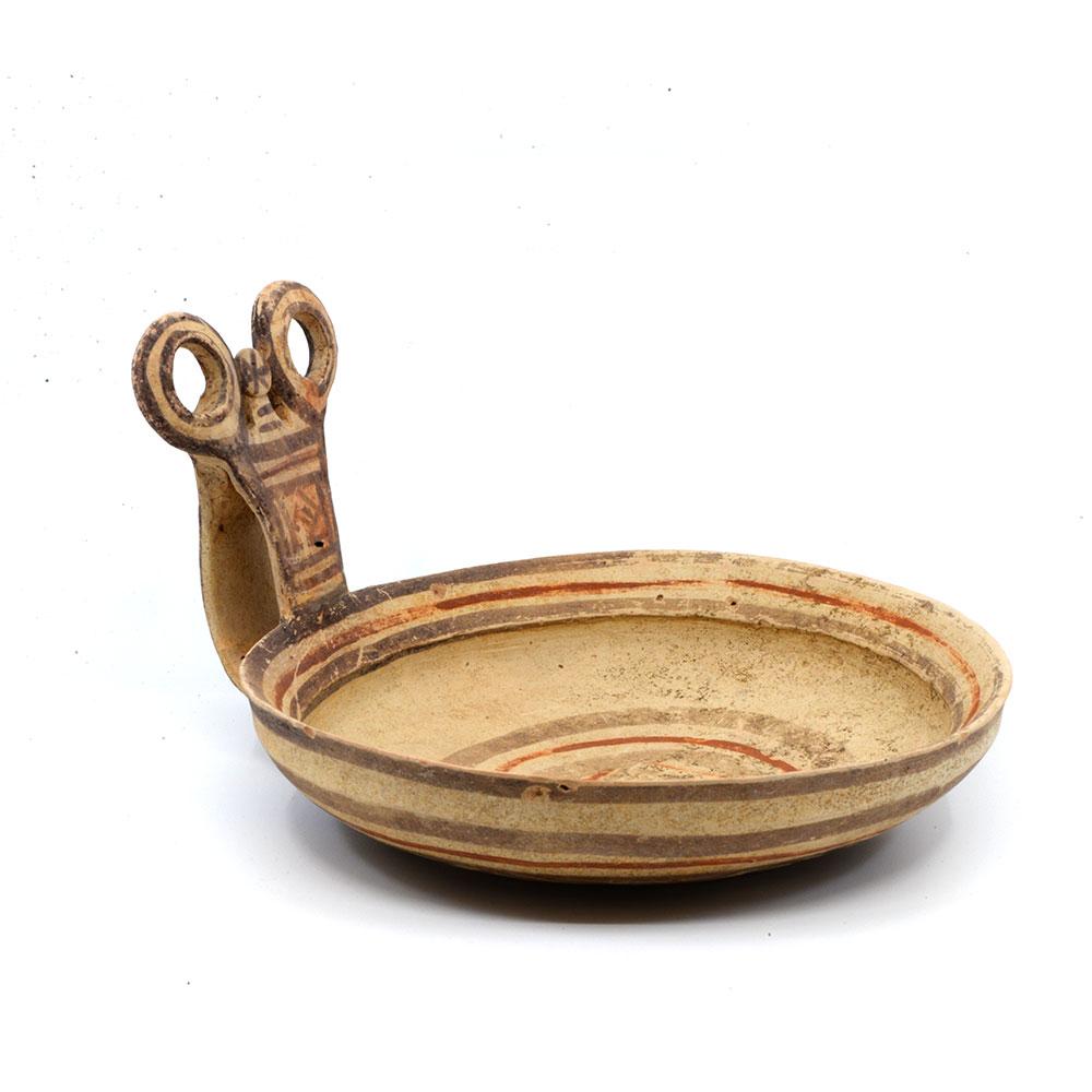 Eine ausgestellte griechische daunische Terrakotta-Eule Kyathos, ca. 4. Jahrhundert v. Chr.