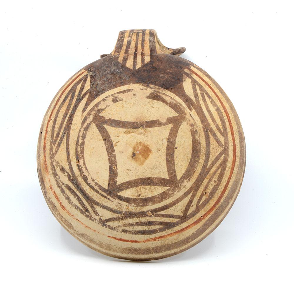 Eine ausgestellte griechische daunische Terrakotta-Eule Kyathos, ca. 4. Jahrhundert v. Chr.