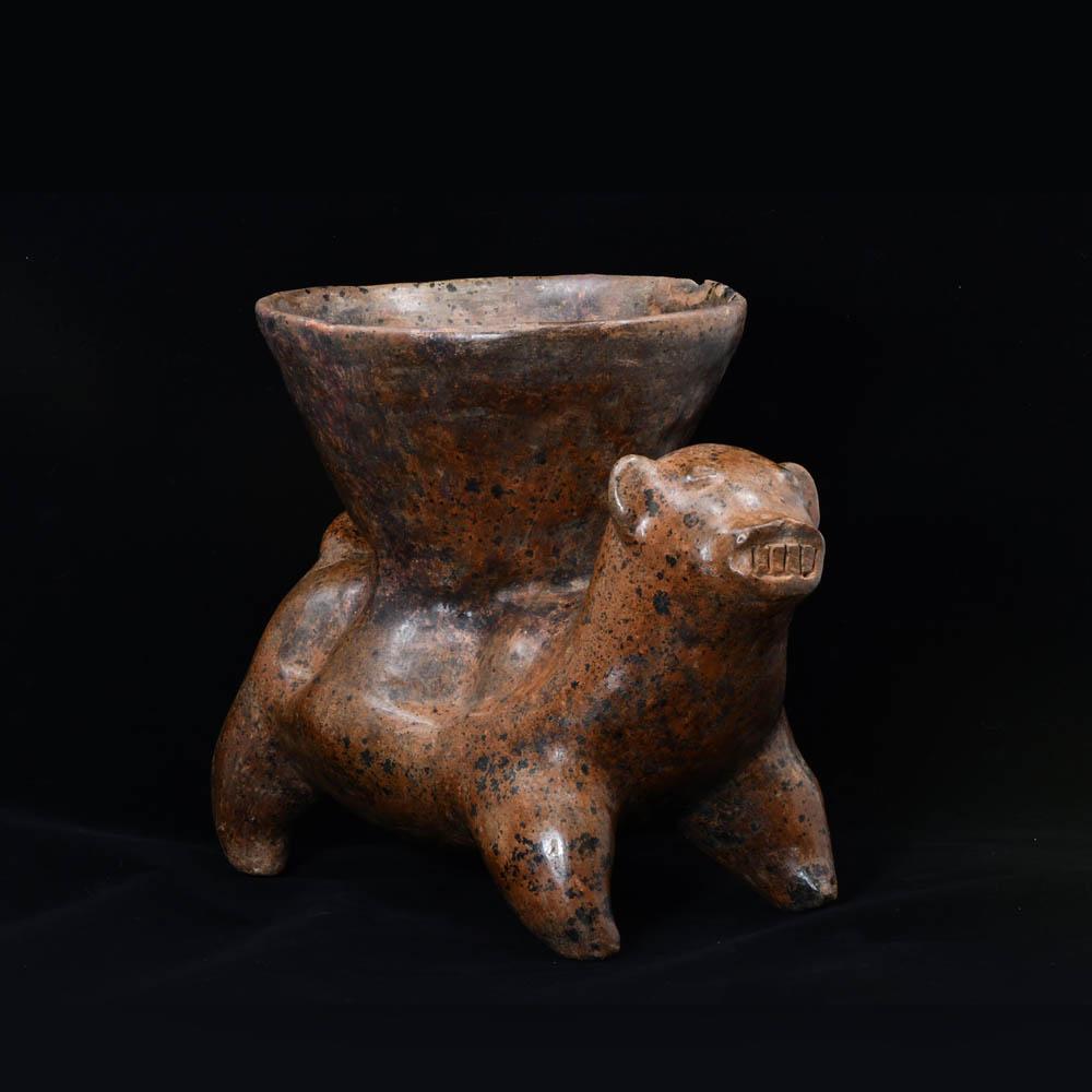 Ein Colima Redware-Hund mit Napf, ca. 100 v. Chr./n. Chr.