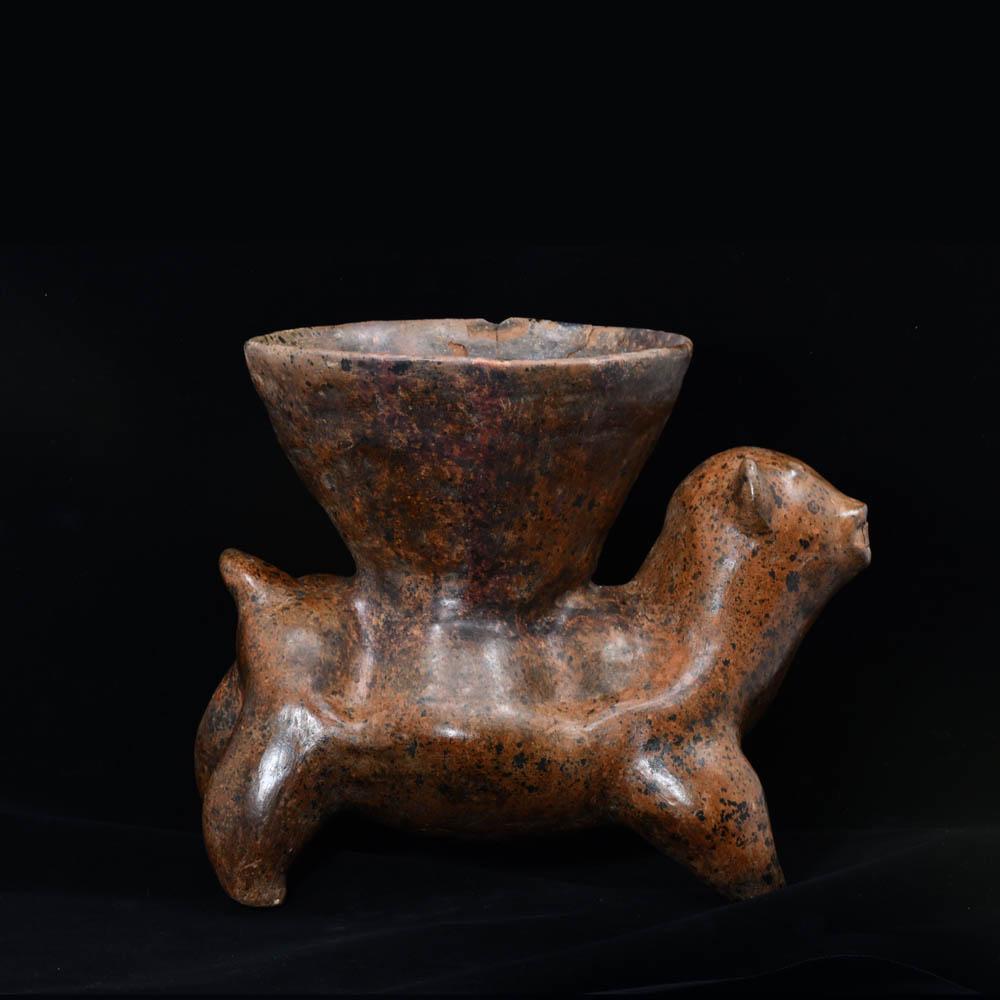 Ein Colima Redware-Hund mit Napf, ca. 100 v. Chr./n. Chr.