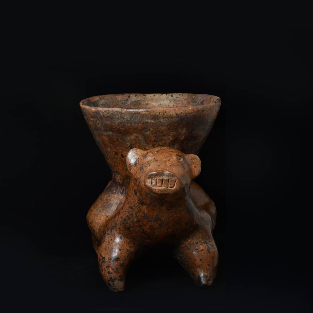 Ein Colima Redware-Hund mit Napf, ca. 100 v. Chr./n. Chr.