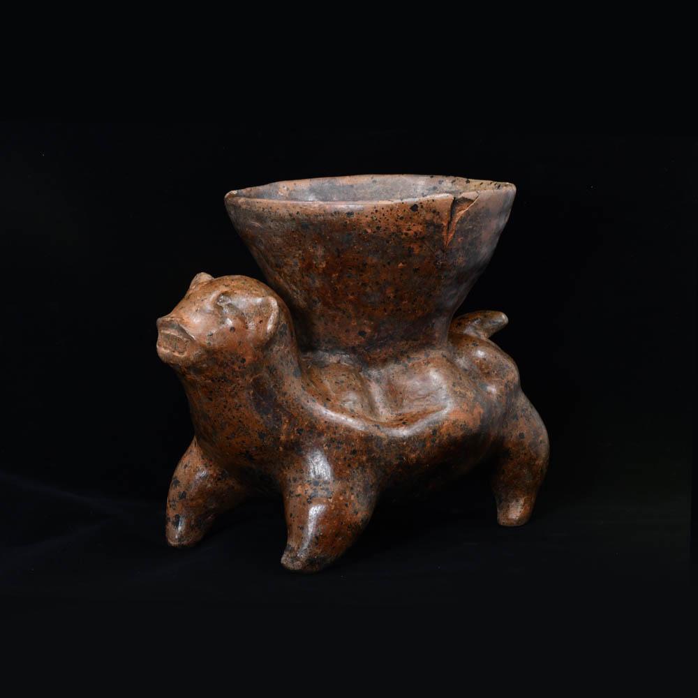 Ein Colima Redware-Hund mit Napf, ca. 100 v. Chr./n. Chr.