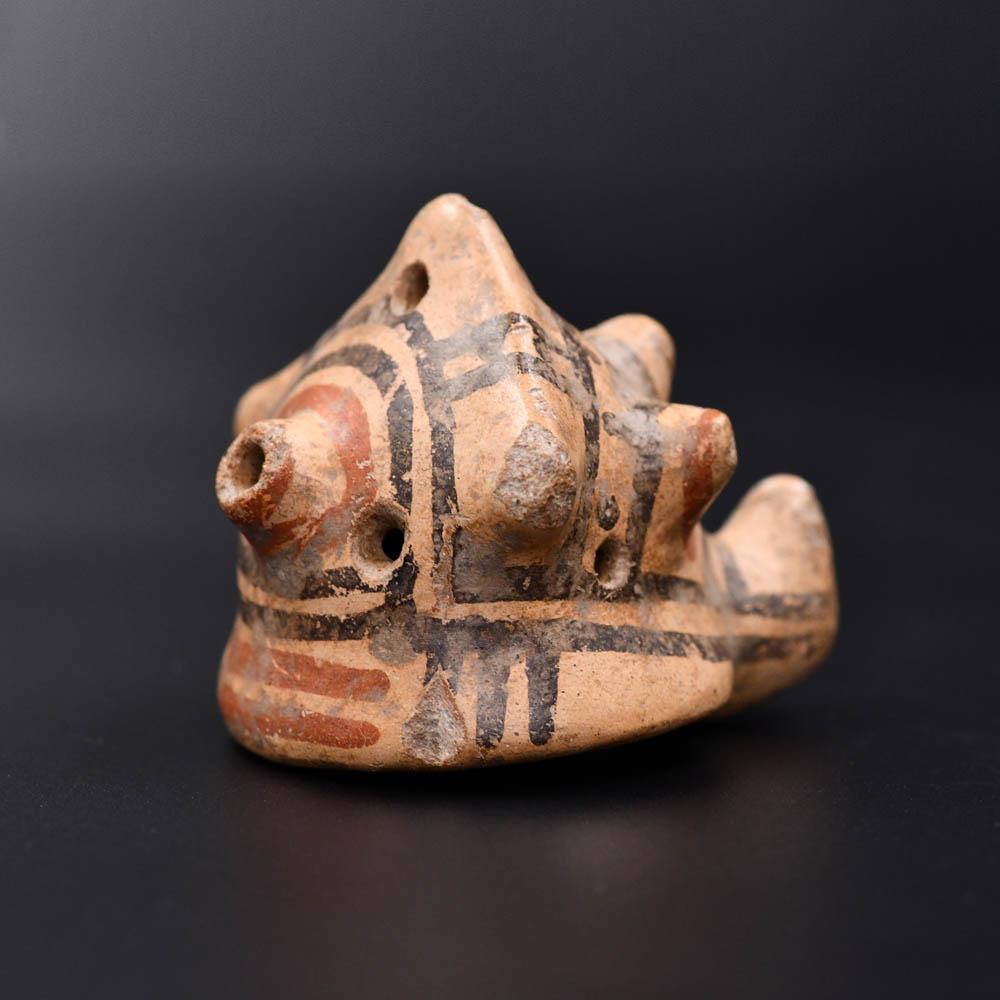Eine Muschelpfeife aus Keramik aus Costa Rica, ca. 800 - 1500 n. Chr.