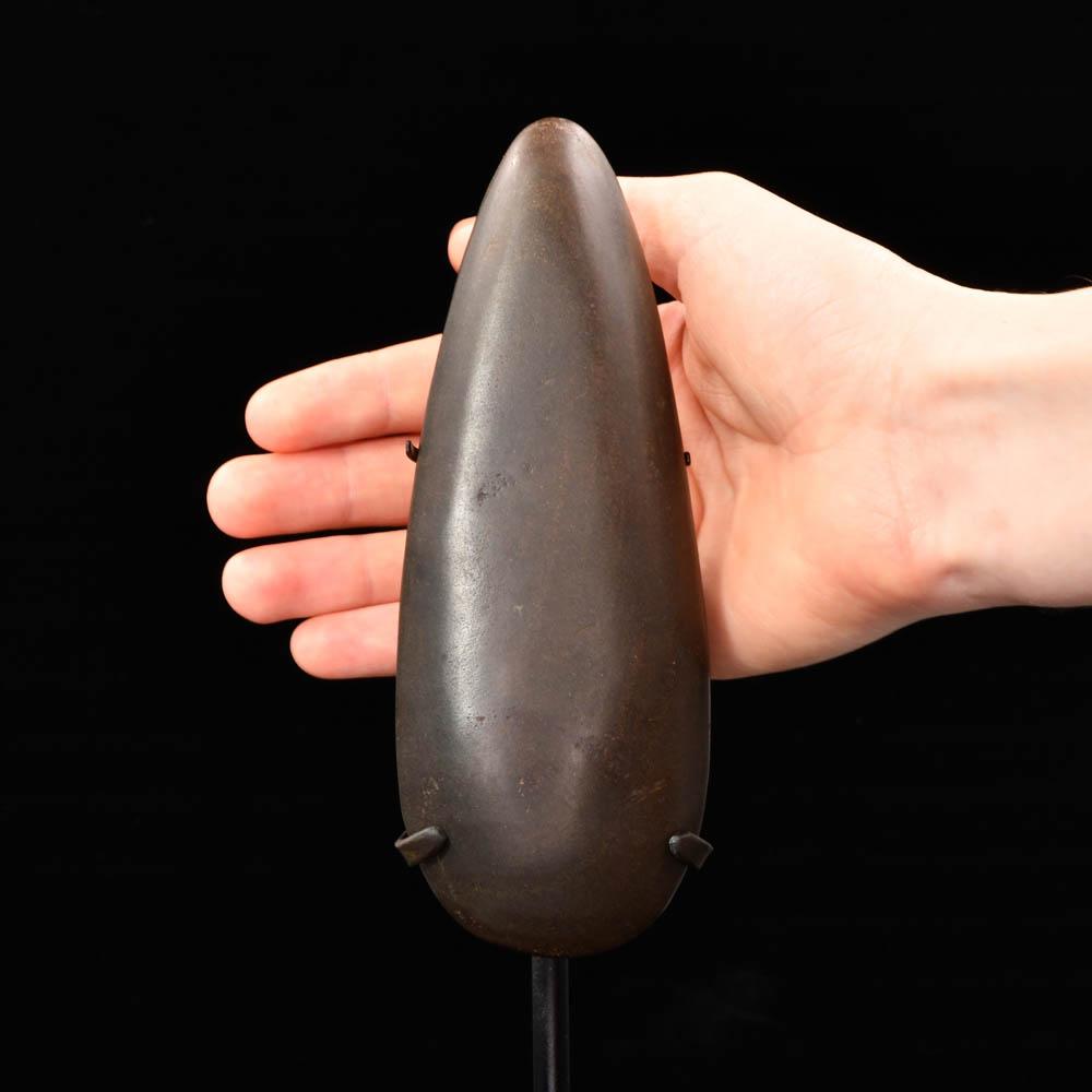 Ein Olmeken-Grünsteinkelte, Frühformative Periode, ca. 1150 bis 550 v. Chr.