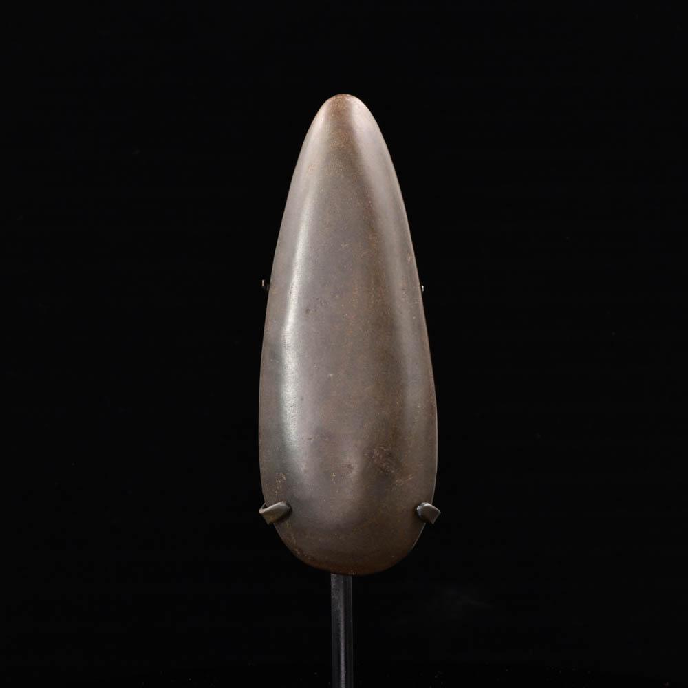 Ein Olmeken-Grünsteinkelte, Frühformative Periode, ca. 1150 bis 550 v. Chr.