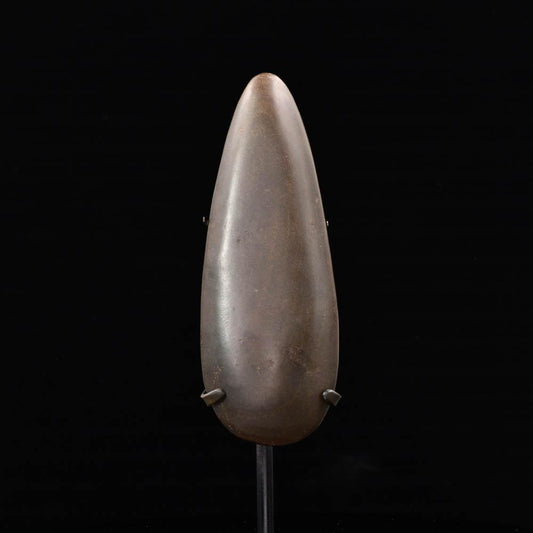 Ein Olmeken-Grünsteinkelte, Frühformative Periode, ca. 1150 bis 550 v. Chr.