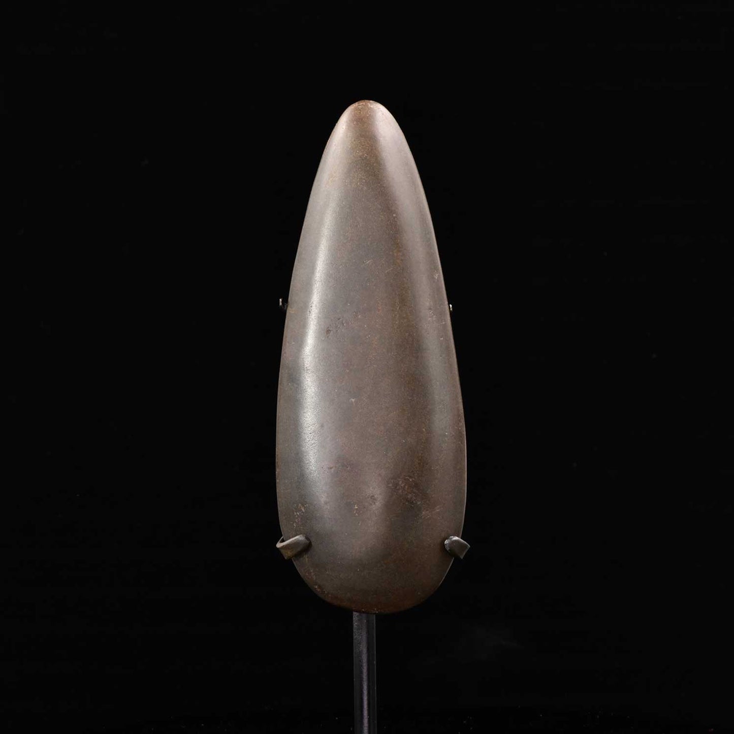 Ein Olmeken-Grünsteinkelte, Frühformative Periode, ca. 1150 bis 550 v. Chr.