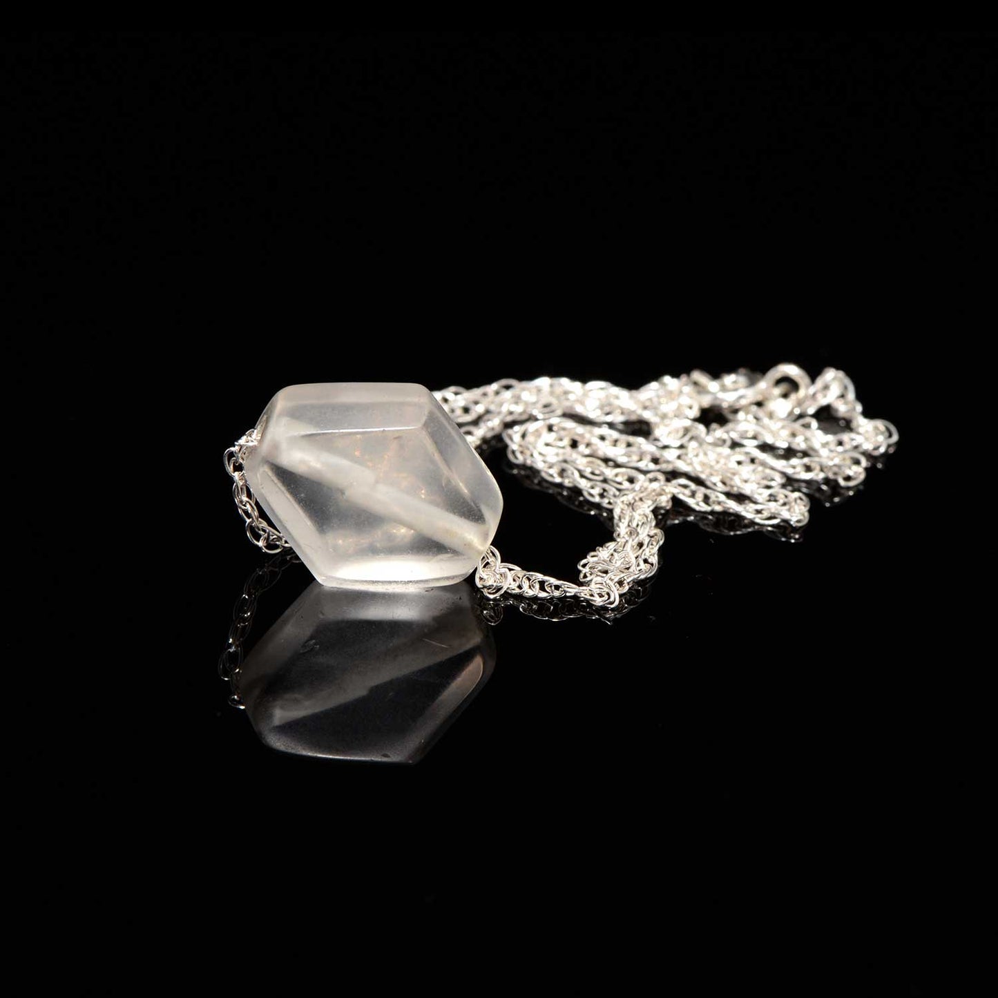 Eine phönizische Quarz-Anhängerperle, ca. 4. Jahrhundert n. Chr.