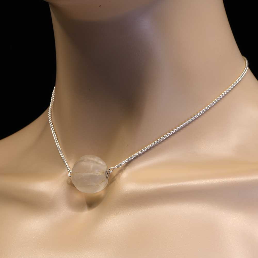 Ein römischer Anhänger aus einer Melonenperle aus Quarz, Römische Kaiserzeit, ca. 2. Jahrhundert n. Chr.