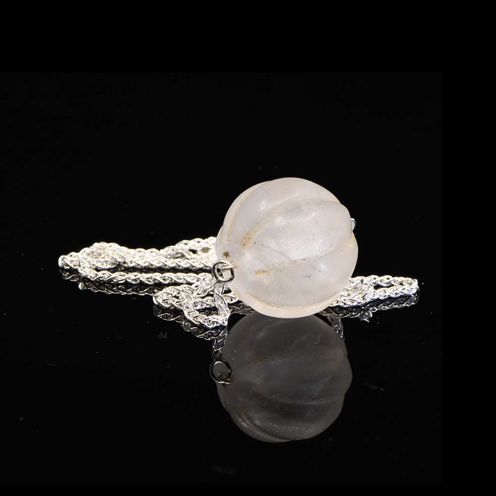 Ein römischer Anhänger aus einer Melonenperle aus Quarz, Römische Kaiserzeit, ca. 2. Jahrhundert n. Chr.