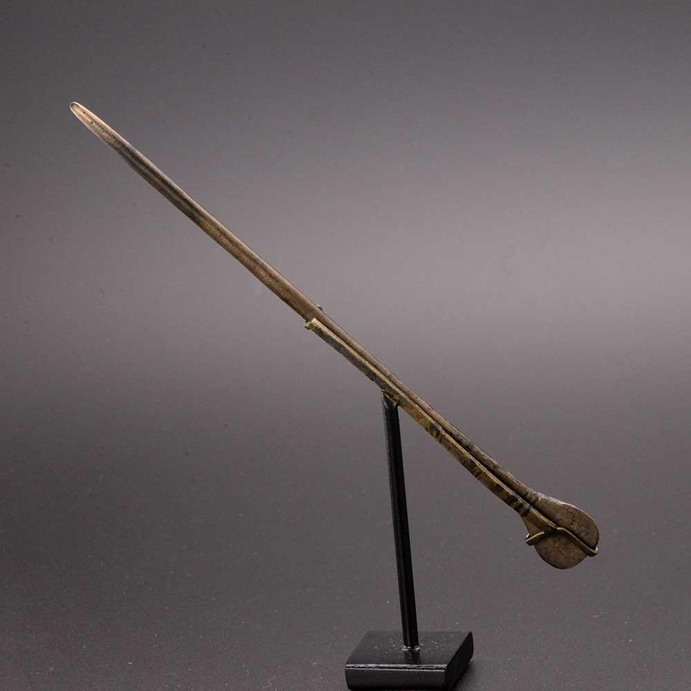 Ein römischer medizinischer Spatel/eine medizinische Sonde aus Bronze, Römische Kaiserzeit, ca. 2. - 4. Jahrhundert n. Chr.