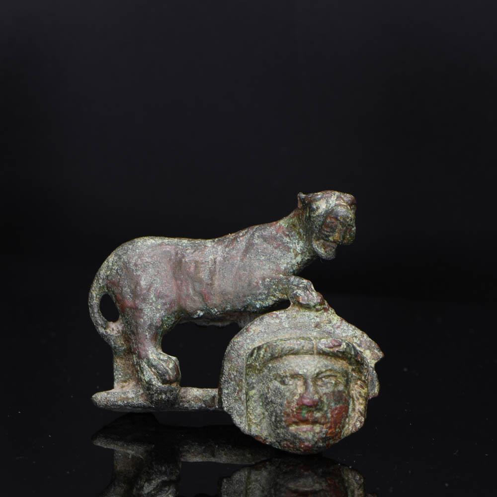 Ein römischer Zügelführer aus Bronze mit Pantherin, Römische Kaiserzeit, ca. 2. Jahrhundert n. Chr.