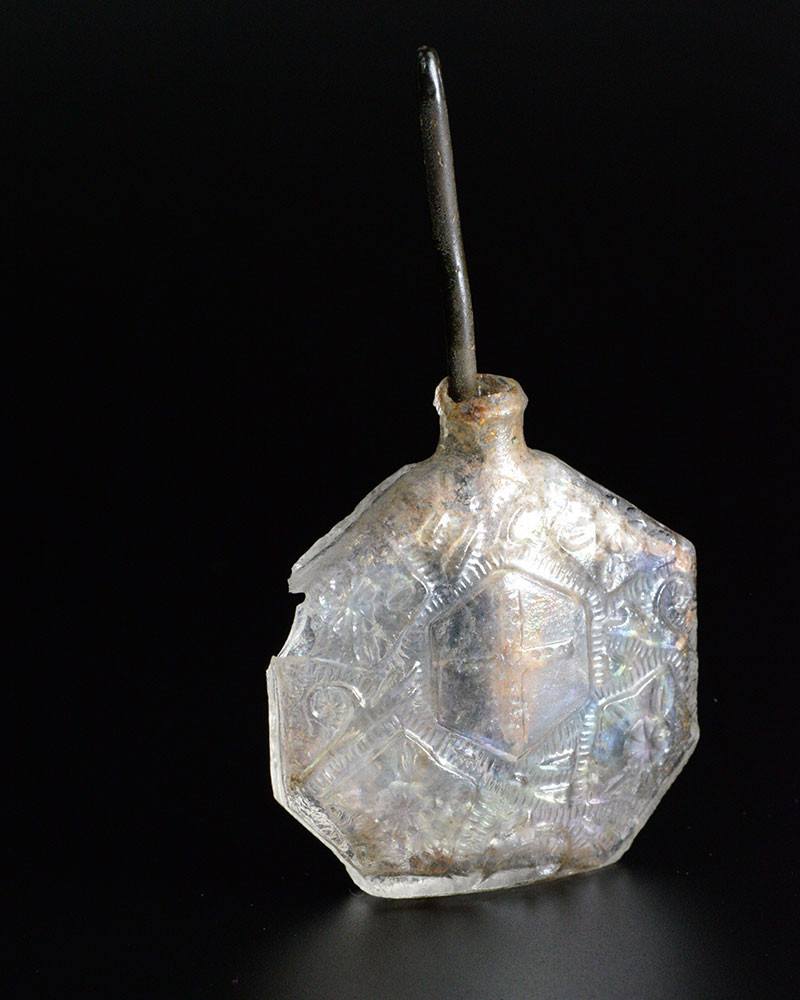 درخواست دہندگان کے ساتھ ایک بازنطینی گلاس کاسمیٹک کنٹینر ، سی اے۔ چوتھی صدی عیسوی