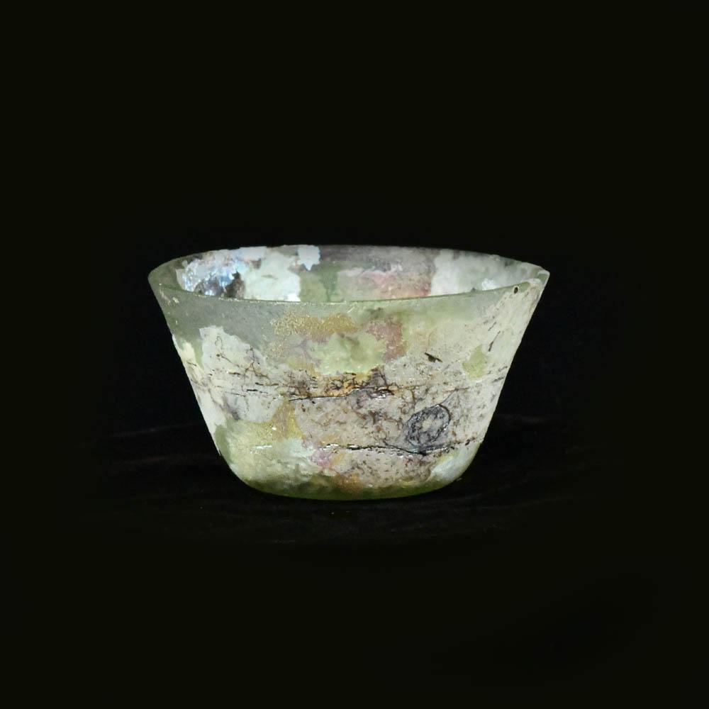 Eine römische Miniatur-Glasschale, ca. 1. Jahrhundert v. Chr./n. Chr.